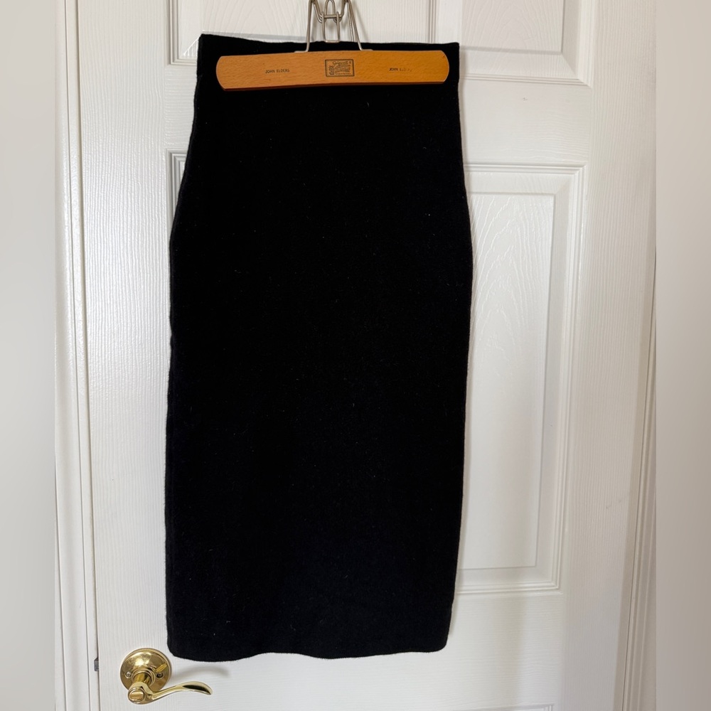 Aritzia Babaton Pencil skirt
